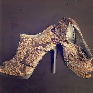 Gianni Bini Snakeskin peeptoe pump